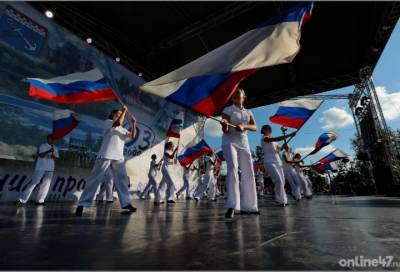 Правительство Ленобласти поздравило жителей региона с Днем Государственного флага