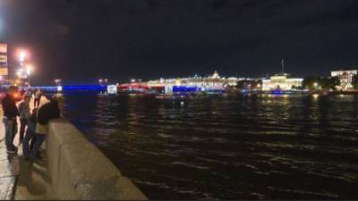 Дворцовый мост в Петербурге засиял цветами триколора в честь Дня флага РФ