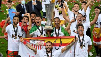 Дубль де Йонга и гол Карлоса ножницами: «Севилья» обыграла «Интер» и стала победителем Лиги Европы