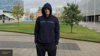Навального вывезли из омской больницы