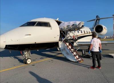 Навального погрузили на борт самолета