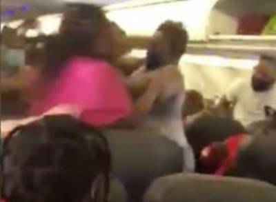 Две пассажирки на рейсе American Airlines подрались из-за маски