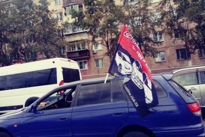 В соцсетях жалуются на участников акции в честь Российского флага