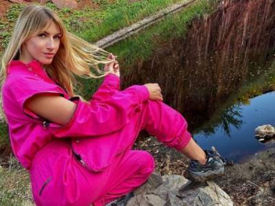 «Атмосферно»: Леся Никитюк в сексуальном наряде позировала на фоне сельских домов