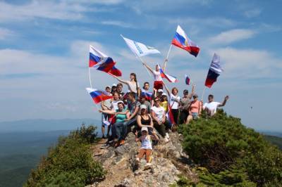 Корсаковцы покорили горы Юноны в честь Дня флага