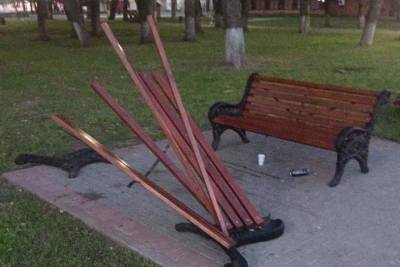 Администрация района в Тверской области ищет свидетелей вандализма в сквере