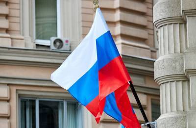 В честь Дня флага на общежитии Российского университета транспорта появился триколор