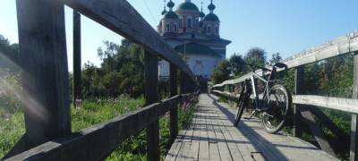 Соцсети: житель Карелии разбил нос на дырявом мосту по дороге к храму