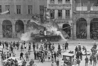 Фото дня: советский танк Т-62 врезается в здание во время вторжения в Чехословакию в августе 1968 года