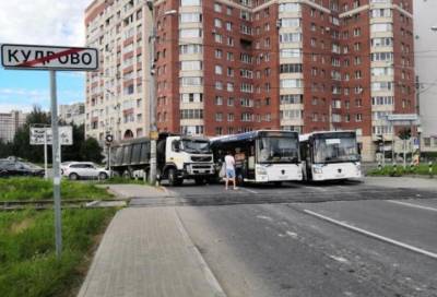 Авария с участием автобуса и КамАЗа стала причиной пробки на въезде в Кудрово
