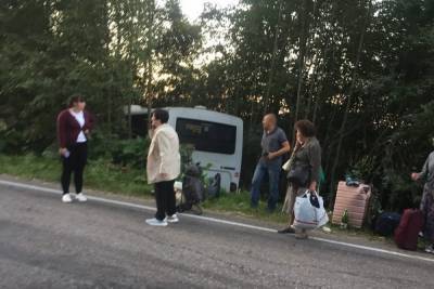 В Тверской области автобус с 30 пассажирами столкнулся с экскаватором