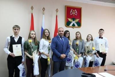 В Новомосковске чествовали выпускников-стобалльников