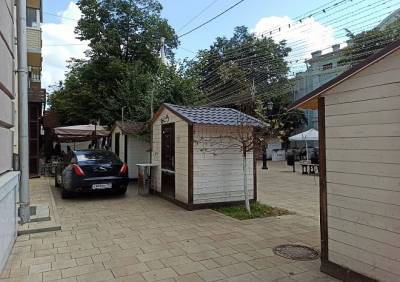 Фото: на улице Почтовой Jaguar припарковался у летней веранды кафе