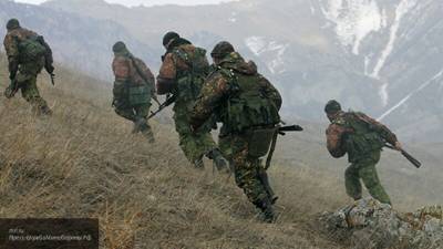 Солдаты РФ и Узбекистана провели учения на скалодроме на высоте 20 метров