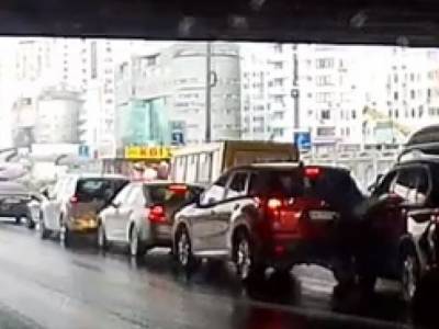 ДТП под мостом: на Осокорах в Киеве BMW на скорости врезался во внедорожник