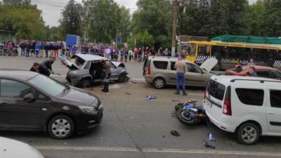 В Ижевске неадекватный водитель разнес шесть машин и сбил мотоциклиста. Видео