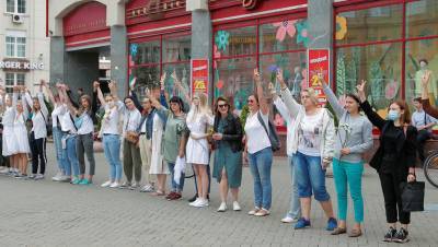 У Комаровского рынка Минске выстроилась цепь «Женщин в белом»
