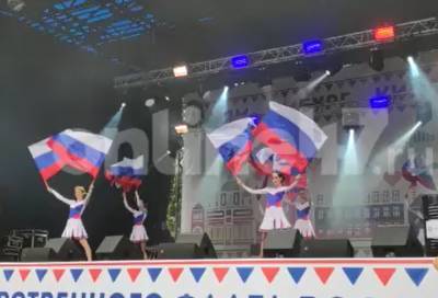 Музыка, триколор и ярмарка: Кингисепп встречает День флага и 636-летие города