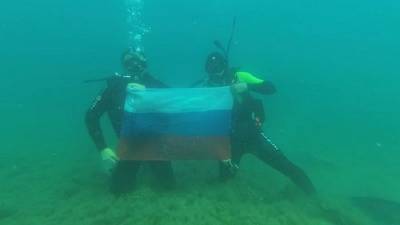 В День флага в Анапе развернули триколор на дне Черного моря