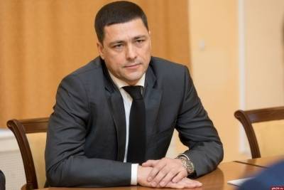 Михаил Ведерников поздравил псковичей с Днем государственного флага