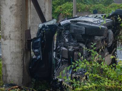 В Днепре Hyundai сбил бетонные столбики и перевернулось: водителя госпитализировали
