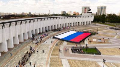 Огромный Государственный флаг развернули у Музея Победы