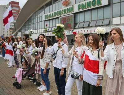 «Пусть лучше наши руки будут поколоты, чем наши души»: В Минске женщины с розами в руках создали цепь солидарности (ФОТО)