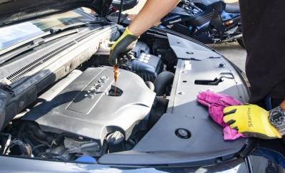 Автоэксперты рассказали об опасности перелива масла в двигателе автомобиля