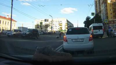 В Рязани автомобиль снес девушку, перебегавшую дорогу. Видео