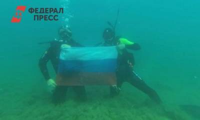 В День флага на дне Черного моря дайверы развернули триколор