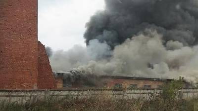 Пожар возник на кирпичном заводе в Башкортостане