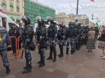 ОМОН и Росгвардия оцепили Гостиный двор с протестующими
