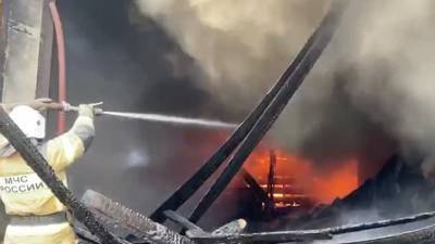 Очевидец снял на видео масштабный пожар на кирпичном заводе в Башкирии