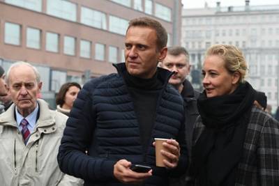 Омские врачи предложили помощь улетевшему в Германию Навальному