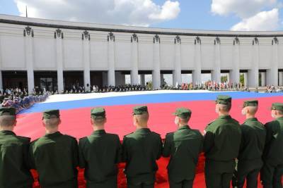 Огромный триколор развернули перед Музеем Победы в Москве