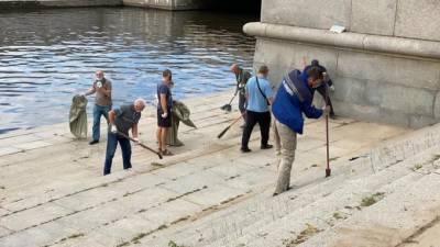 На берегу реки Смоленки чиновники и активисты провели субботник