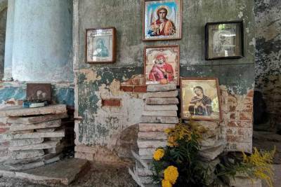 Под Тулой верующие молятся в заброшенном храме с риском для жизни