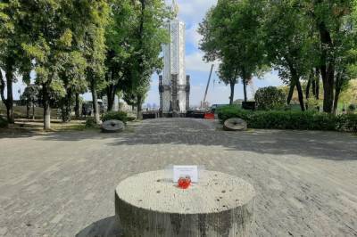 В Киеве вандалы пытались разрушить скульптуру девочки с колосками возле Музея Голодомора