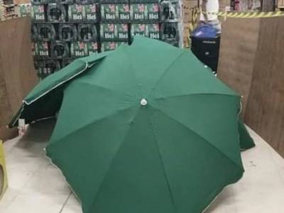 В бразильском сетевом магазине труп сотрудника поместили в «саркофаг» из коробок и зонтиков