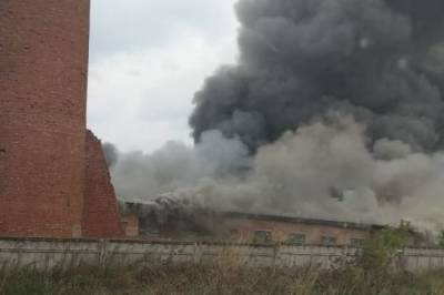 В Башкирии горит кирпичный завод на площади 6000 кв.м