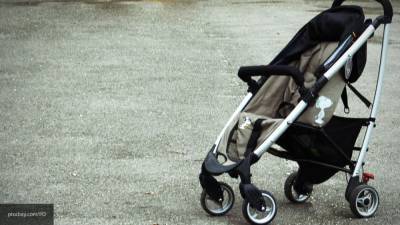 Крымчанка набила коляску с ребенком выпивкой в попытке ее выкрасть