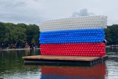Огромный триколор собрали из шаров на Ставрополье