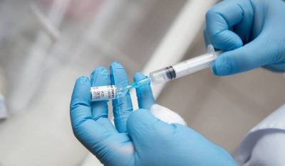 Больше половины россиян отказались прививаться отечественной вакциной от коронавируса
