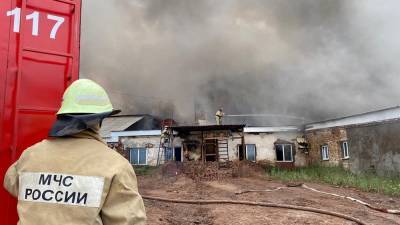 Пожарные третий час тушат кровлю кирпичного завода в Башкирии (видео)