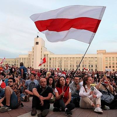Сотни протестующих продолжают шествие по белорусской столице