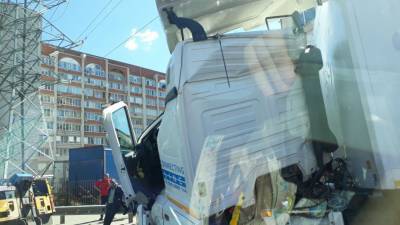 В Воронеже заснувший водитель на фуре влетел в стоявший грузовик