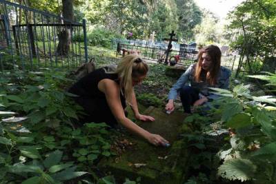 Волонтеры чистят надгробия в бывшей усадьбе Давыдовых под Тулой