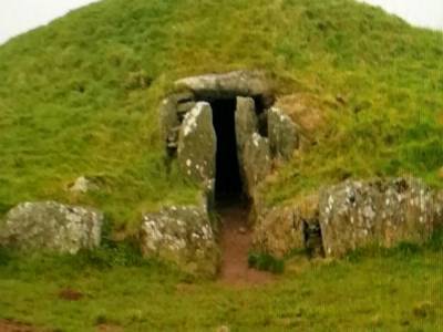 На «Острове Друидов» нашли загадочную гробницу возрастом 4000 лет
