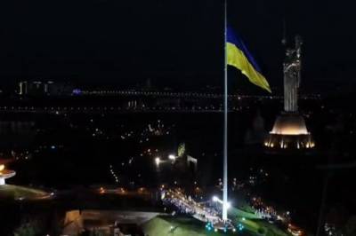 В Киеве официально подняли самый большой флаг Украины