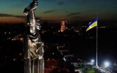 Кличко над Киевом поднял самый большой в Украине флаг